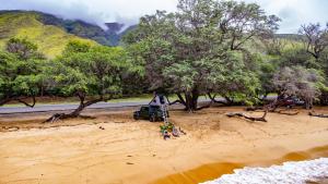 卡胡卢伊CampCar Maui Jeeps SUVs Hybrid Camper van Rentals with equipment and Travel Advice的停在沙滩上的卡车