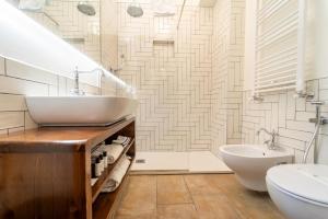 马里利亚诺戴尔安吉洛酒店的一间带水槽和卫生间的浴室