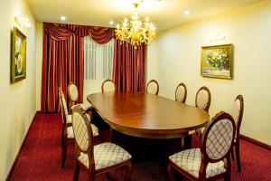 迪石西贡迪石酒店 的一间带木桌和椅子的用餐室