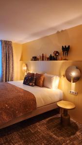 波尔多波尔多市中心美居别墅酒店的一间卧室配有一张大床和一张桌子