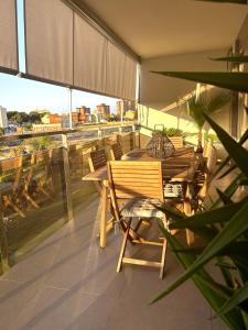 坎佩略Apartement Verano El Campello - 2 Bedrooms - Piscina - Garaje的阳台的天井配有桌椅