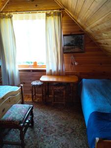 JałowoU Czesiuka的一间卧室配有一张床、一张书桌和一个窗户。