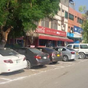 伊斯兰堡Hotel AL-Habib Islamabad的停在街道边的一群汽车