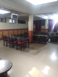 伊斯兰堡Hotel AL-Habib Islamabad的用餐室配有桌椅和沙发