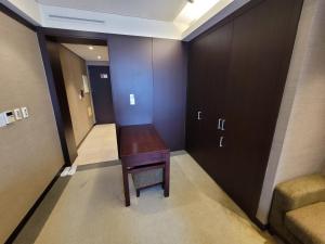 釜山W Residence Hotel Centum City的走廊上设有木桌