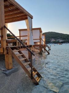 科尔丘拉Relax tiny villas 40 meters of the beach的海边的一组木制小屋