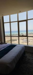 乌姆莱季همم للوحدات السكنيه المخدومة- الدقم的一间卧室配有一张床,享有海滩美景