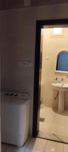 乌姆莱季همم للوحدات السكنيه المخدومة- الدقم的一间带卫生间和水槽的浴室