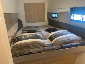 格兰德凯斯Room in Boat - undefined的小型客房中间的一张床