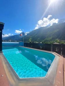 夏蒙尼-勃朗峰瑞士公园温泉酒店的一座山地游泳池