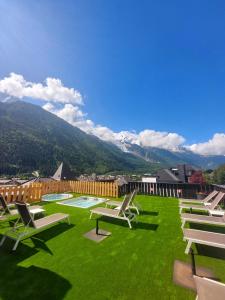 夏蒙尼-勃朗峰瑞士公园温泉酒店的山地草坪上一排躺椅