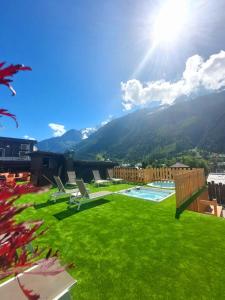 夏蒙尼-勃朗峰瑞士公园温泉酒店的绿色草坪,享有山景