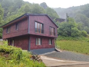 里泽Maçkun Suite的山顶上的一个红砖房子