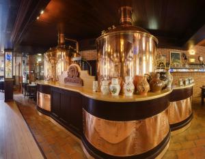 比尔森普尔科米斯特尔酒店的餐厅里的酒吧,有一堆玻璃瓶