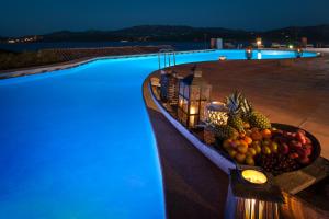 坎尼吉翁Aethos Sardinia的游泳池边的水果碗