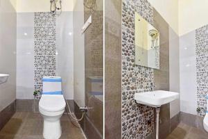 斋浦尔Hotel Arn Plaza的浴室设有卫生间和水槽,两幅图片