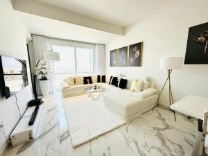 阿布扎比Brand New Full Apartment Next to Reem Mall的带沙发和电视的白色客厅