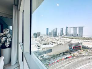 阿布扎比Brand New Full Apartment Next to Reem Mall的从大楼的窗户欣赏到城市美景