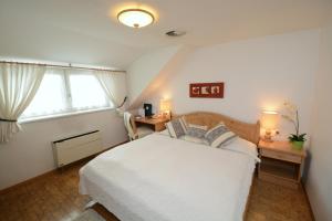 新锡德勒湖畔普巴赫Hotel & Restaurant Braunstein - Pauli´s Stuben的卧室配有白色的床和窗户。
