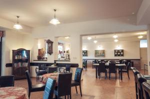 新伊钦斯卡尔卡奇酒店的一间在房间内配有桌椅的餐厅