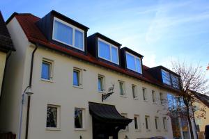 菲尔德施塔特海尔施花园酒店的上方设有窗户的建筑