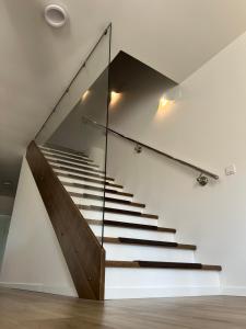 萨图马雷Semi-detached villa的楼梯,带玻璃栏杆和楼梯间