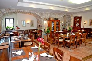 新锡德勒湖畔普巴赫Hotel & Restaurant Braunstein - Pauli´s Stuben的餐厅设有木桌和木椅