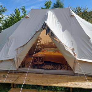 阿赫特克克Bell tent Glamping Essenhof的帆布帐篷,配有一张床