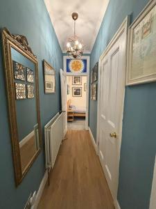 爱丁堡Welcoming Morningside Escape的走廊设有蓝色的墙壁和吊灯