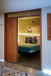 亚美尼亚Cannatel Exclusive Hotel的一间卧室配有一张带木篷的床