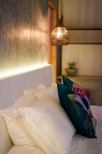 亚美尼亚Cannatel Exclusive Hotel的一张带两个枕头的床、一个窗口和一个灯