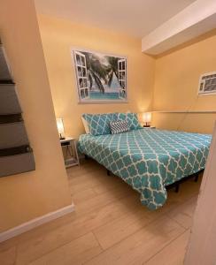 圣地亚哥Casa Pacifica的一间卧室配有一张带蓝色棉被的床