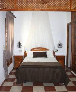 贝纳马奥马El Mirador的一间卧室配有床、两个梳妆台和窗户。