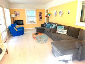 圣地亚哥卡萨圣地亚哥公寓的客厅配有棕色沙发和蓝色椅子