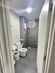 巴西古当Lylinz sierra heights homestay的小型浴室设有2个卫生间和淋浴