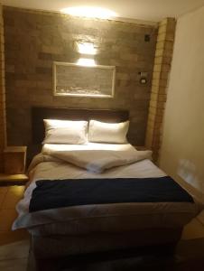 卢克索Hostel Luxor的一张带白色枕头的床,上面有灯