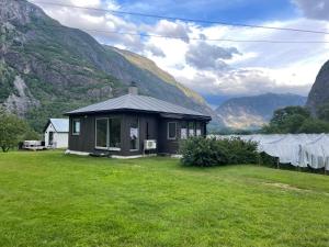 莱达尔绥里Jordeplegarden holiday home - Part of a farm - Two buildings - Close to Flåm的山地房子