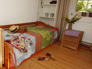 巴特黑雷纳尔布Rollstuhlgerecht auf der Kullenmühle的一间卧室配有两张床、帽子和鞋子