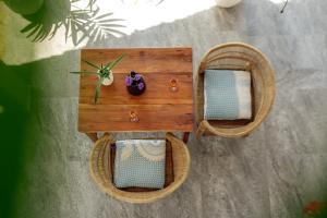 江比阿撒维拉海滩别墅的一张木桌,上面有两把椅子和一株植物