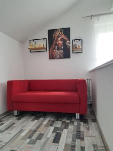 拉克塔希Apartman Mihaela的客厅里一张红色的沙发