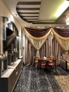 塞卡凯فندق الحنوة的客厅配有桌子和舞台