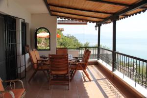 斯特鲁加Villa Panorama Struga, Elen Kamen的阳台配有桌椅。