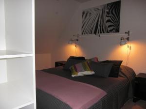 赫加奈斯布拉克加德酒店的卧室配有一张床,墙上挂着斑马图
