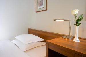 拉古纳泽格布酒店客房内的一张或多张床位
