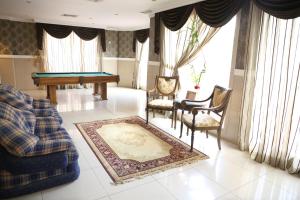 科威特Terrace Furnished Apartments - Mahboula的客厅配有台球桌和椅子
