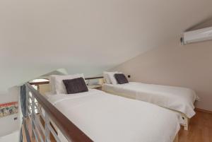 科托尔武科维奇一室公寓酒店的两张睡床位于一个房间的阳台