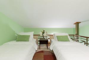 科托尔武科维奇一室公寓酒店的两张睡床彼此相邻,位于一个房间里