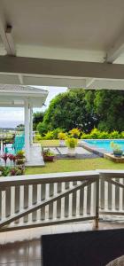 阿瓦鲁阿Tereora Heights Pool Retreat的一个带白色围栏的门廊和一个游泳池