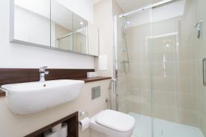 伦敦Nyland House的一间带水槽和玻璃淋浴的浴室