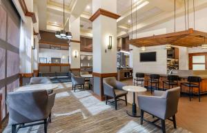 独立市Extended Stay America Premier Suites - Cleveland - Independence的大堂设有桌椅和酒吧。